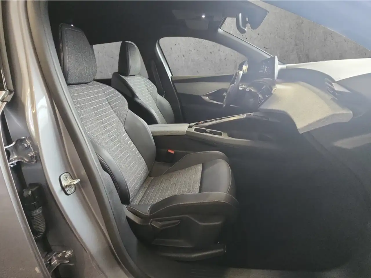 Peugeot 5008 Hybrid Allure 145 e-DSC6 Navi Digitales Cockpit LE 13