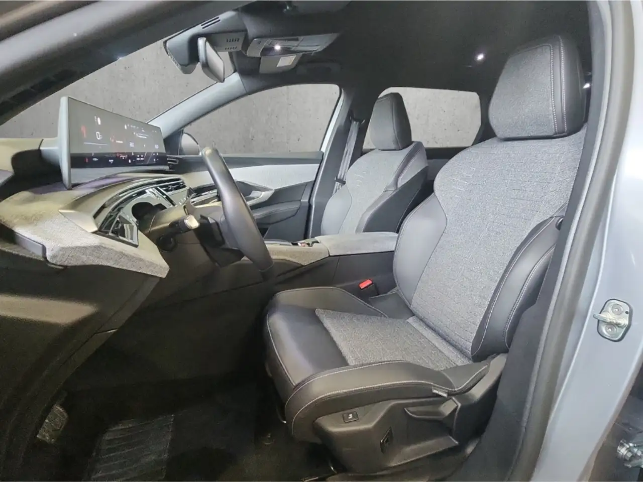 Peugeot 5008 Hybrid Allure 145 e-DSC6 Navi Digitales Cockpit LE 9