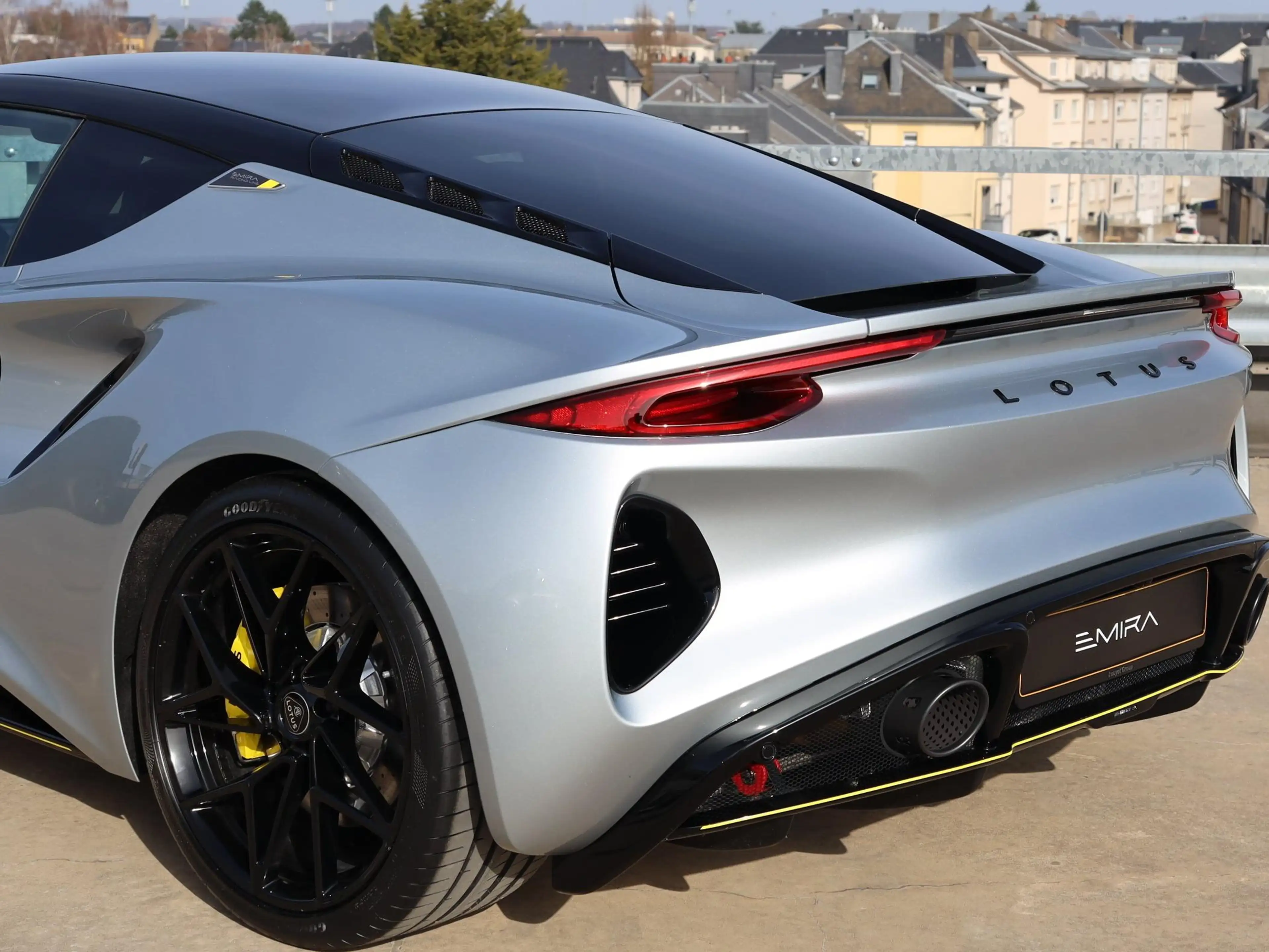 Lotus Emira Turbo SE Racing Line — photo 5