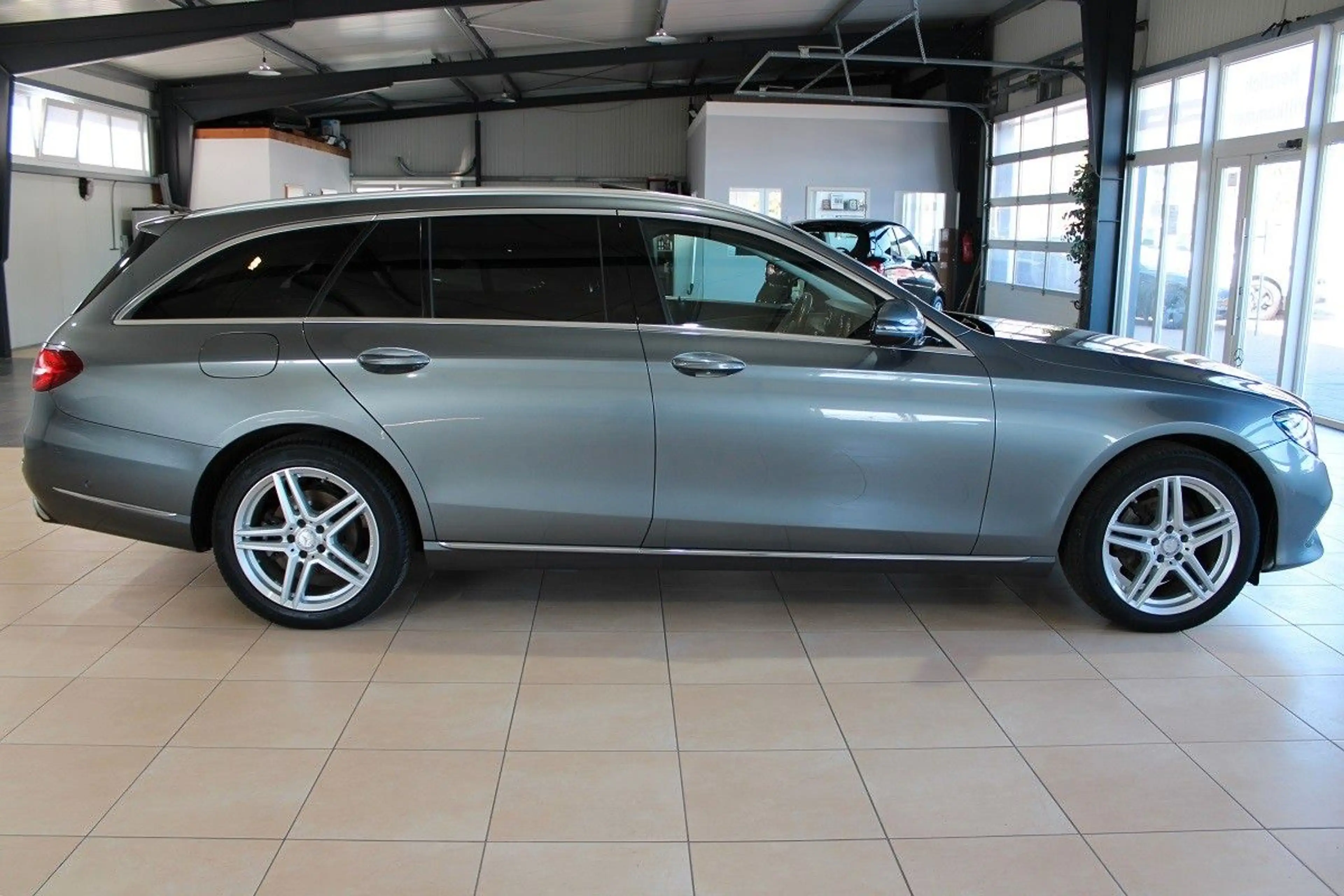 Mercedes-Benz E 220 E T-Modell AVANTGARDE-EXCLUSIVE*Automatik* — photo 2