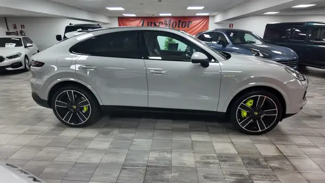 Porsche Cayenne view 7