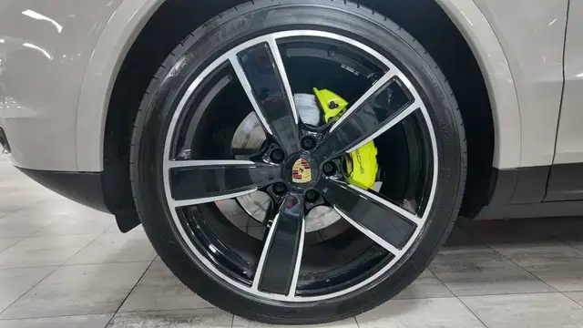 Porsche Cayenne view 11