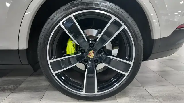 Porsche Cayenne view 15