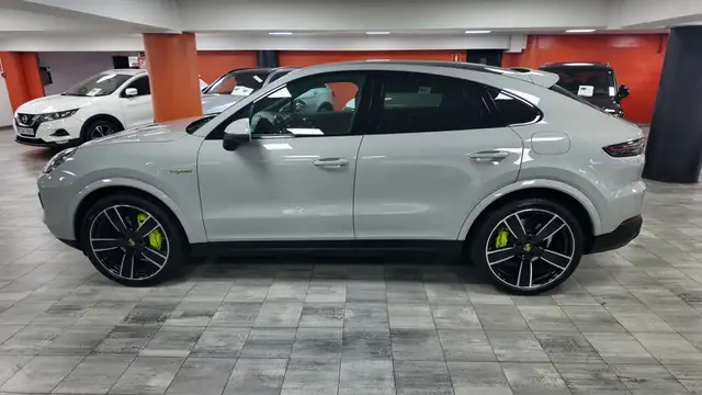 Porsche Cayenne view 3