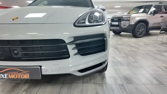 Porsche Cayenne view 9