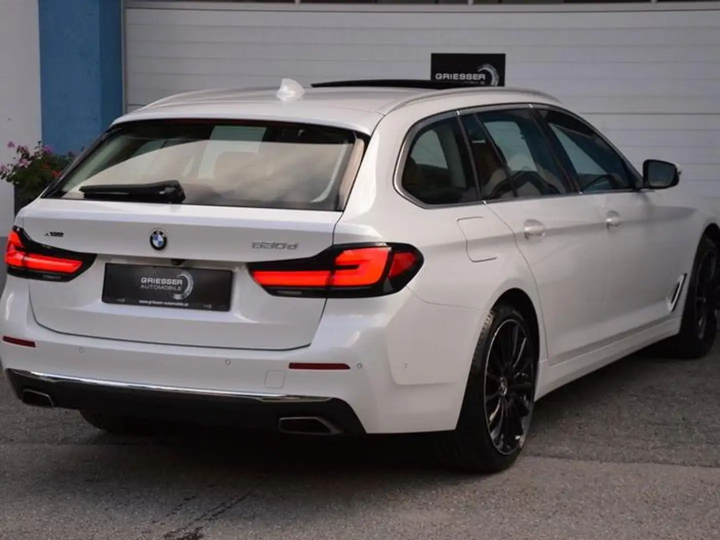BMW 530 530d xDrive Aut. Luxury Line *AHK*Assistenzsysteme Weiß - 2