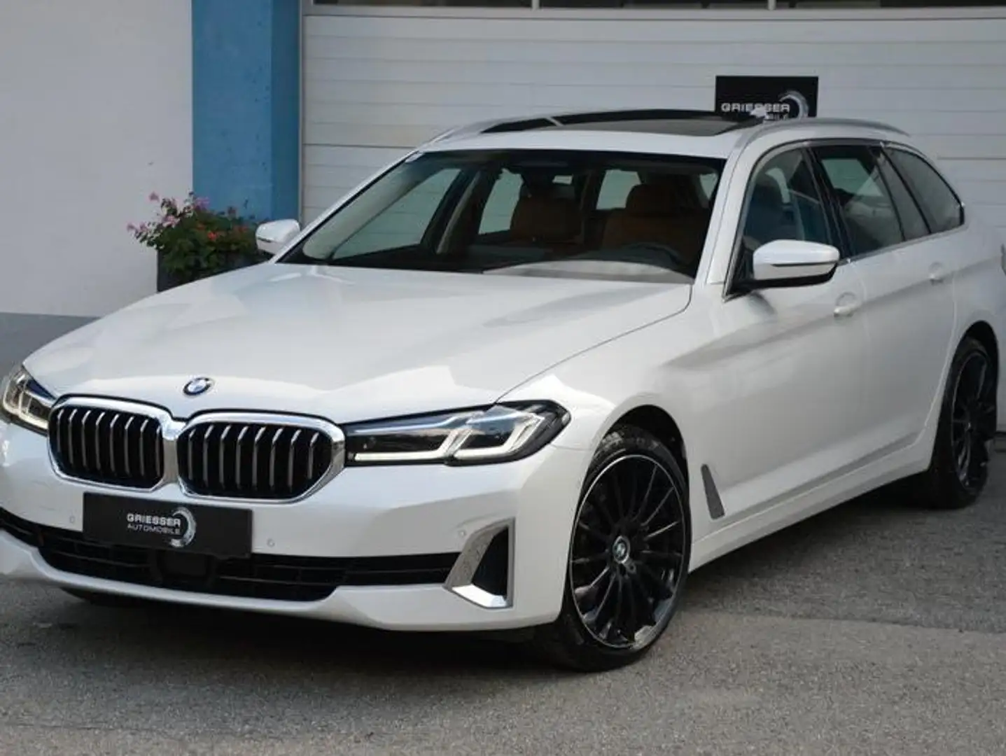 BMW 530 530d xDrive Aut. Luxury Line *AHK*Assistenzsysteme Weiß - 1