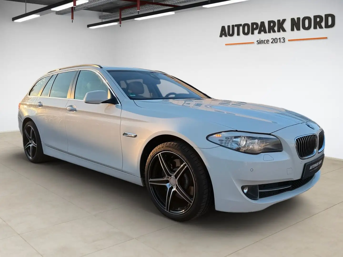 BMW 525 d xDrive Touring/AHK/LEDER/PANO/HUD Weiß - 2