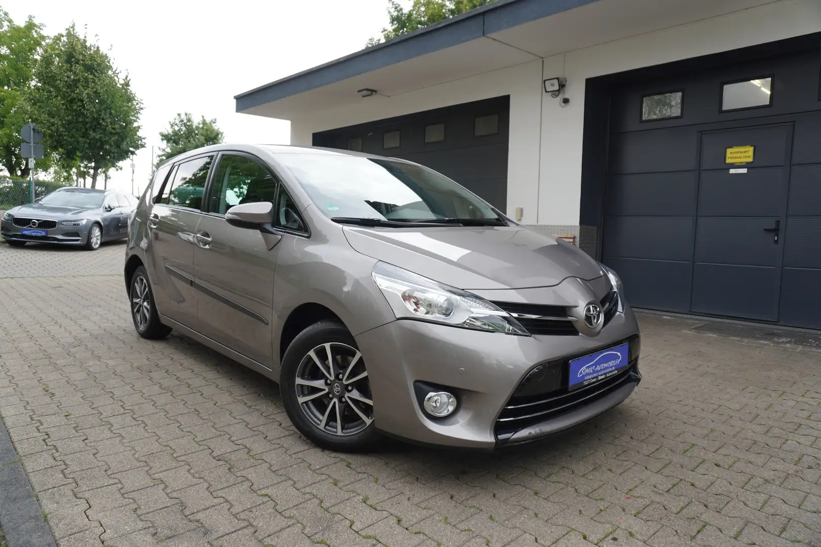 Toyota Verso 1.6 D-4D Comfort NAVI+KAMERA+AHK+ALU+TEMPOMAT Grijs - 1