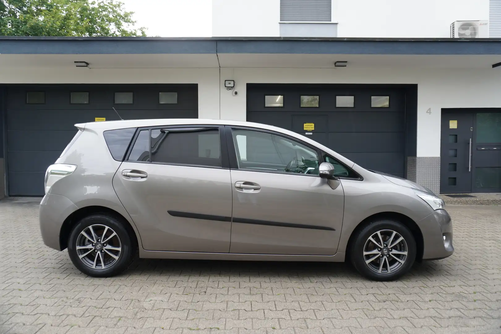 Toyota Verso 1.6 D-4D Comfort NAVI+KAMERA+AHK+ALU+TEMPOMAT Grijs - 2