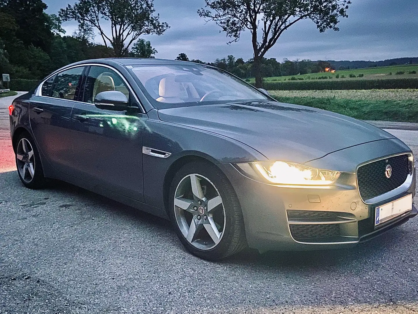 Jaguar XE XE 20d Portfolio Aut. Portfolio Grau - 1