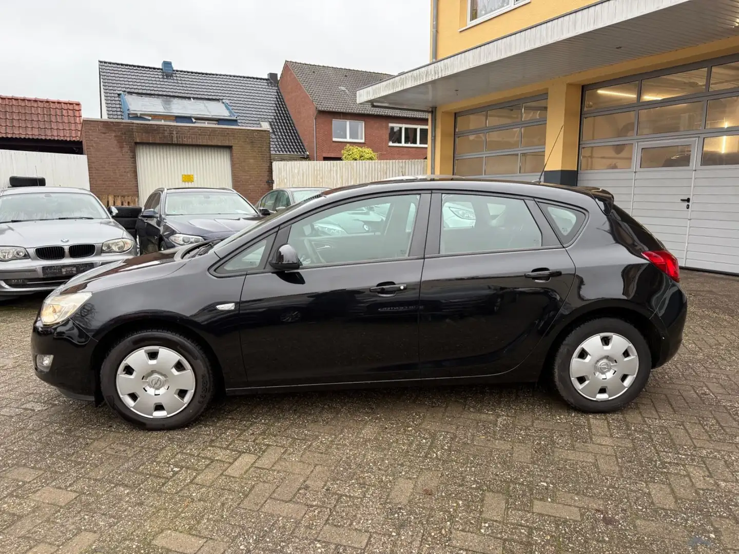 Opel Astra J Lim. 5-trg. Edition Schwarz - 2