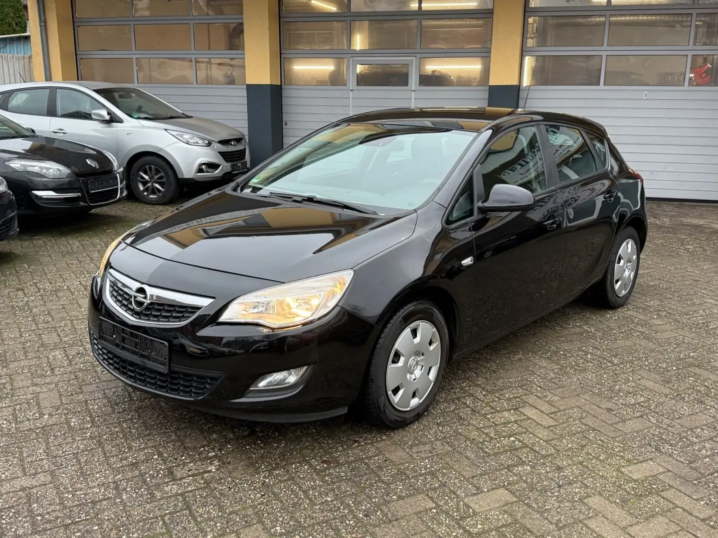 Opel Astra J Lim. 5-trg. Edition Schwarz - 1