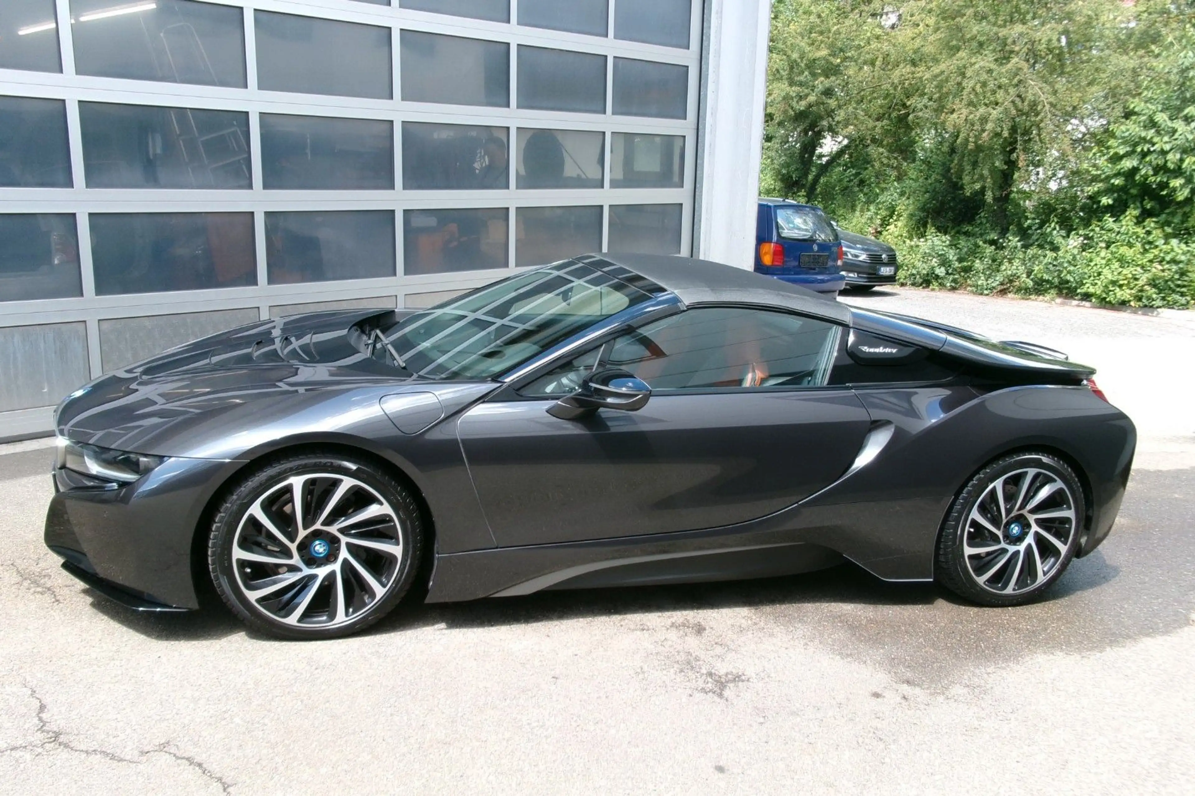 BMW i8 Roadster — photo 10