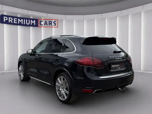 Porsche Cayenne view 3