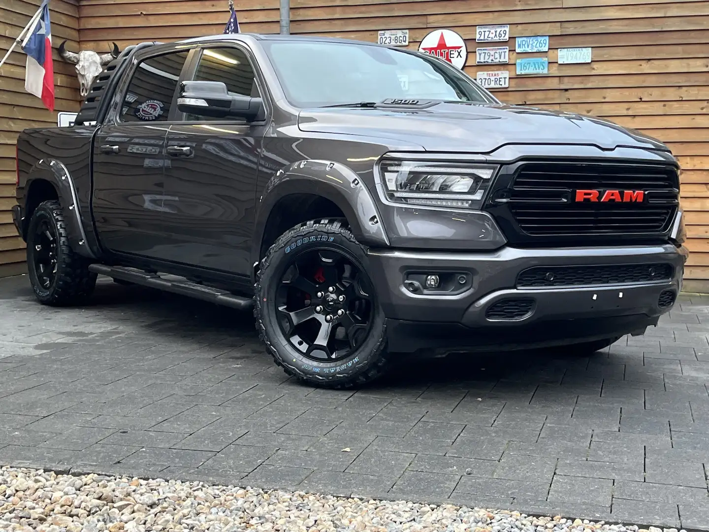 Dodge RAM 1500 5,7L BigHorn Crew Cab Leder LPG LED Grau - 2