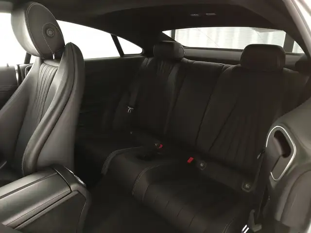 Mercedes-Benz 220 view 11