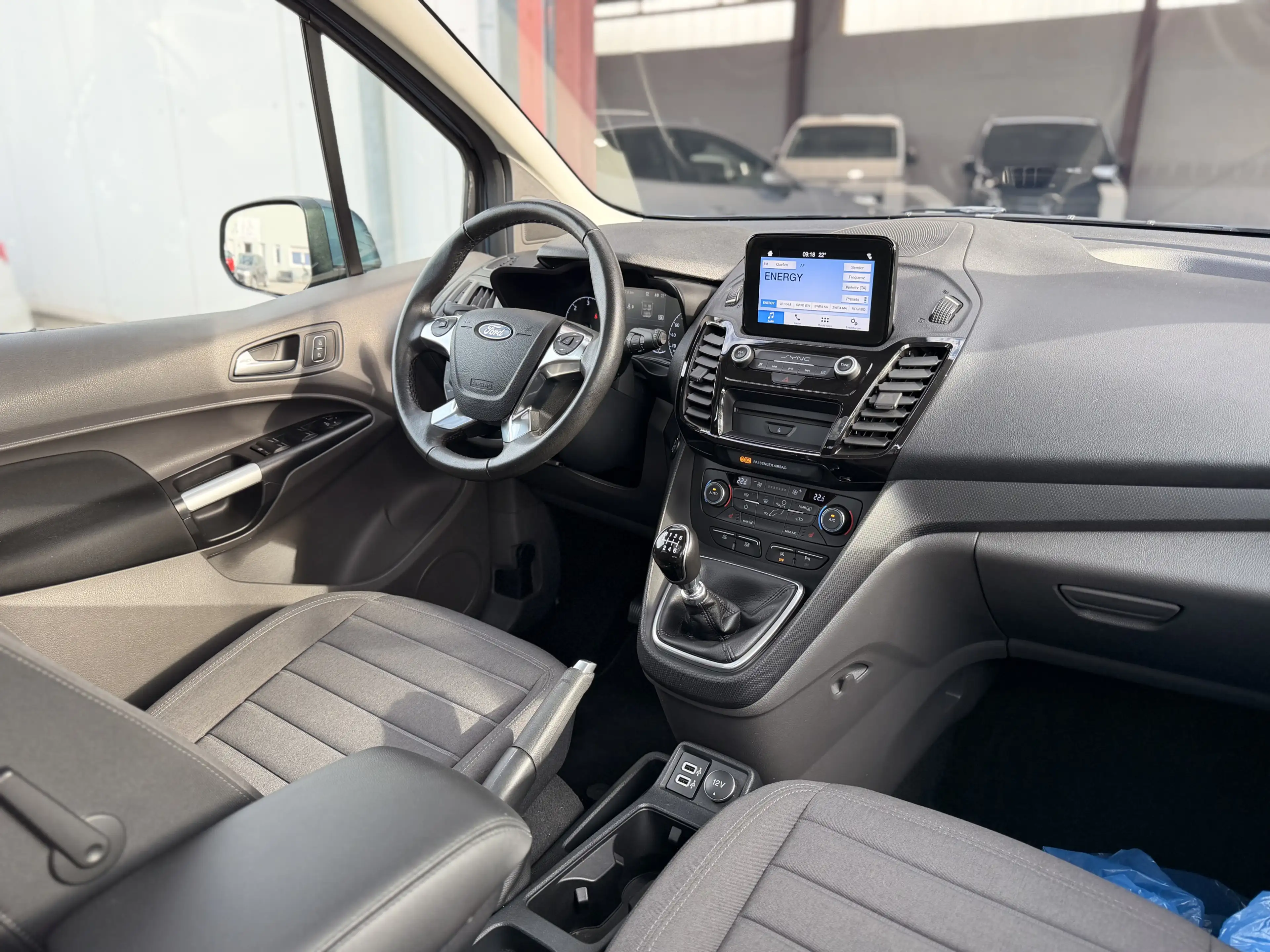 Ford Tourneo Connect Titanium*PANO*LED*CARPLAY*AHK — photo 12