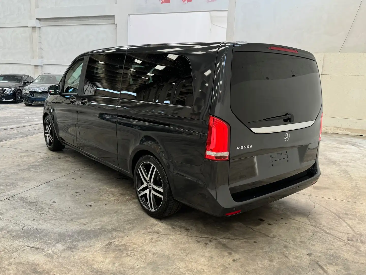 Mercedes-Benz V 250 d Extralong Avantgarde *8 POSTI*PELLE NAPPA* Grigio - 2