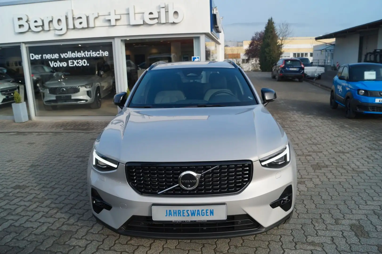 Volvo XC40 B4 Benzin 2WD Plus Dark DKG/AHK/Pixel/360° Silber - 1