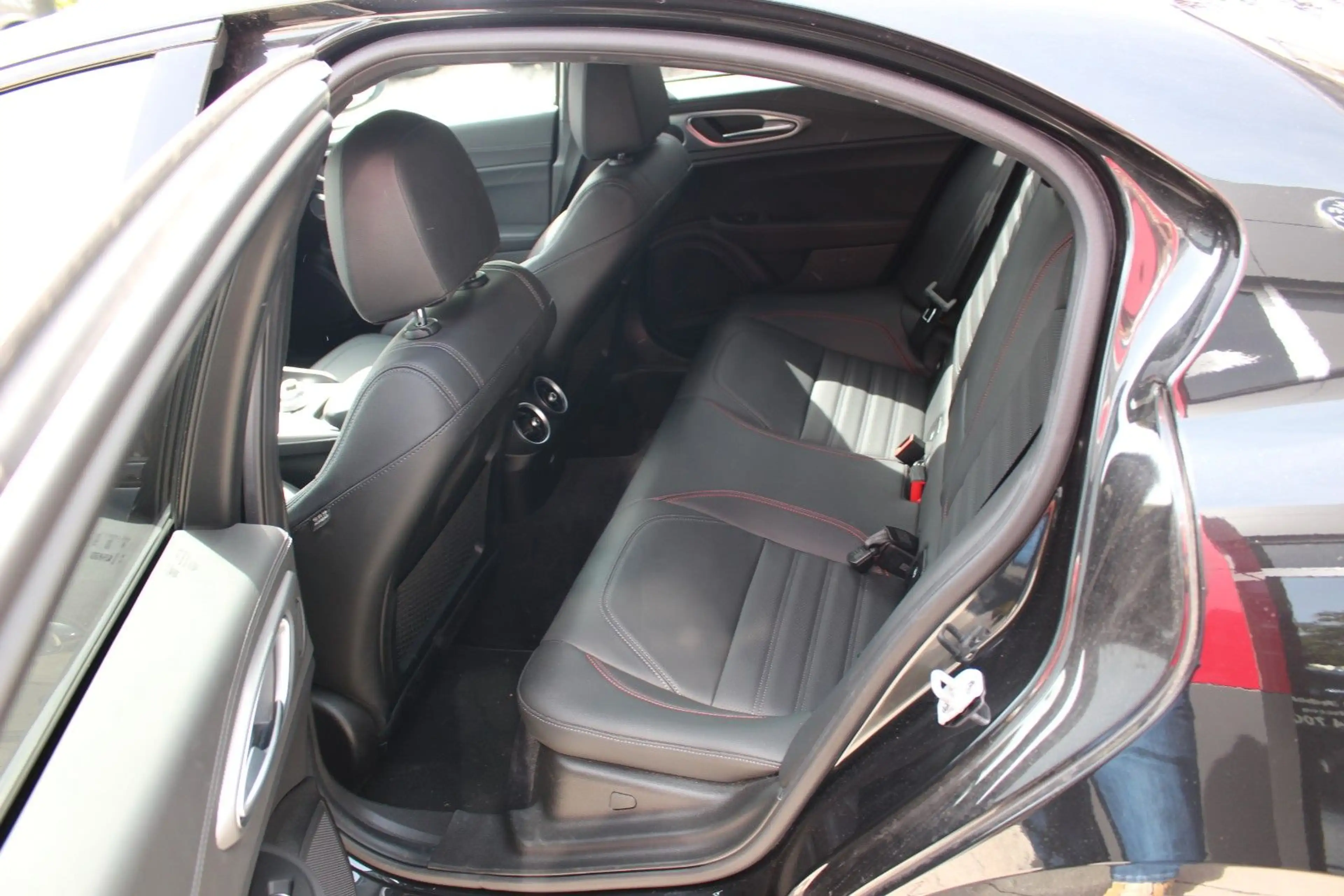 Alfa Romeo Giulia Competizione Q4 Matrix Garantie 11.27 — photo 12
