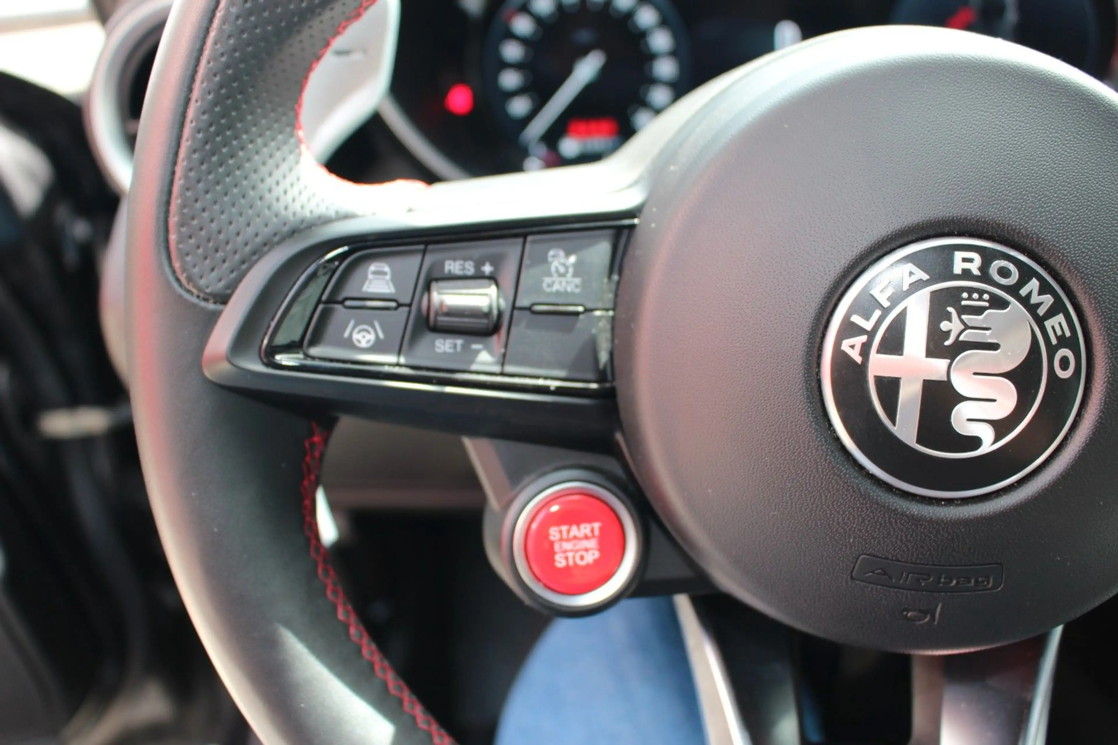 Alfa Romeo Giulia Competizione Q4 Matrix Garantie 11.27 — photo 14