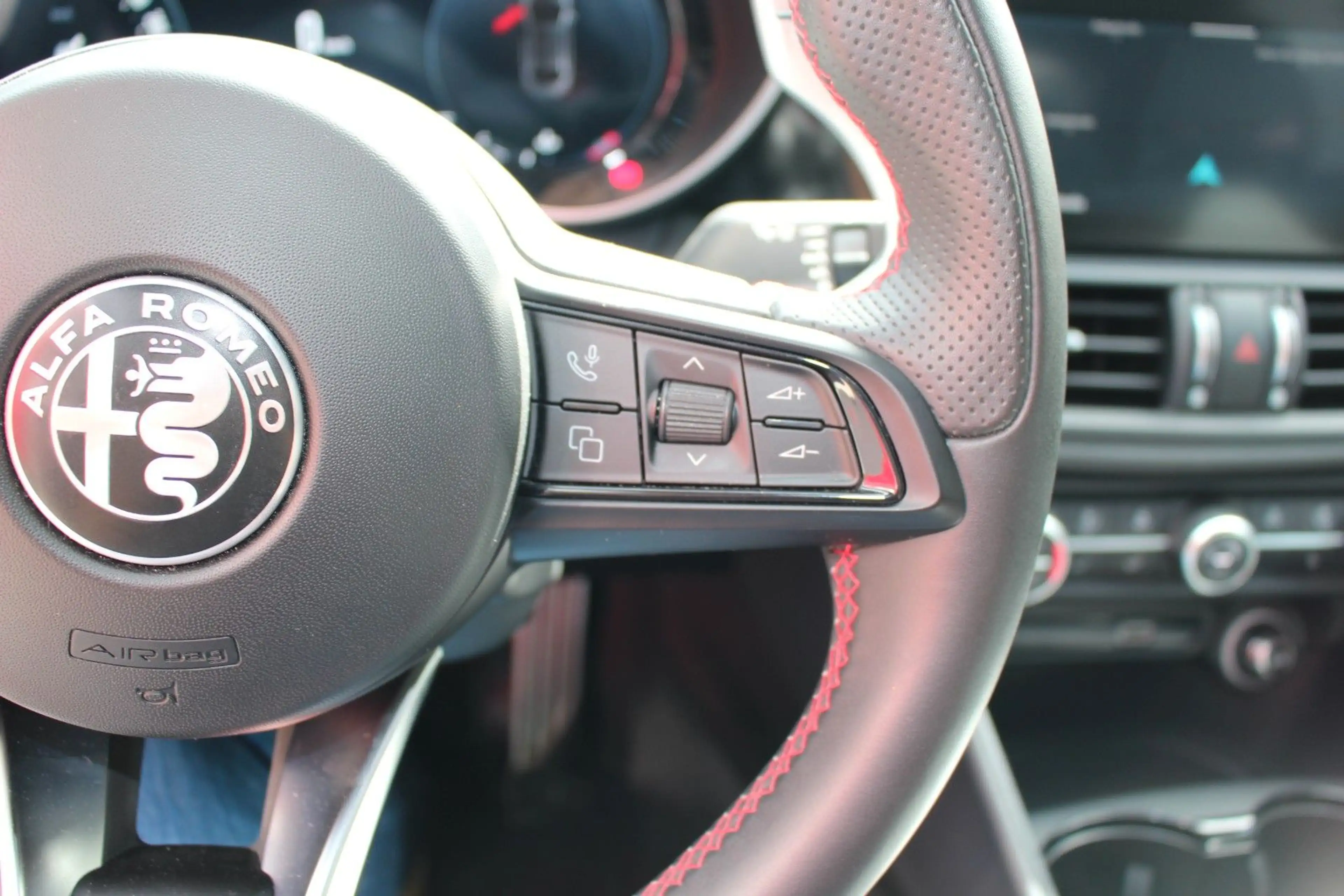Alfa Romeo Giulia Competizione Q4 Matrix Garantie 11.27 — photo 15