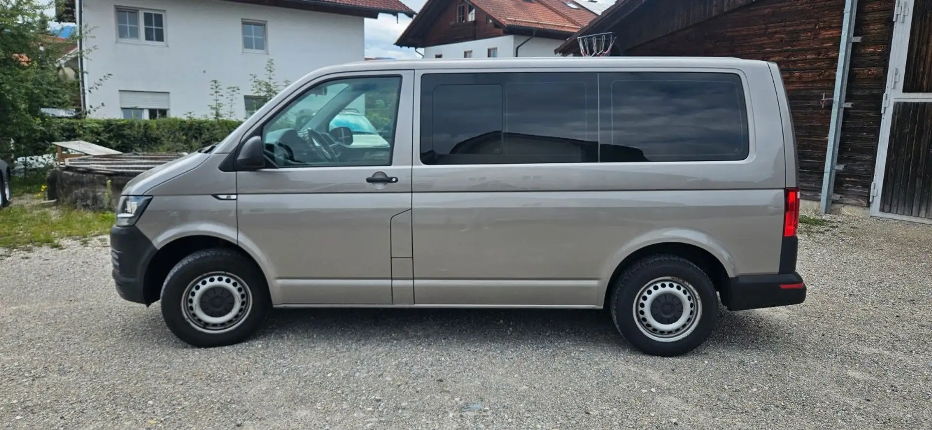 Volkswagen T6 Transporter Kombi, 9Sitzer,Navi,AHK,PDC Beige - 2