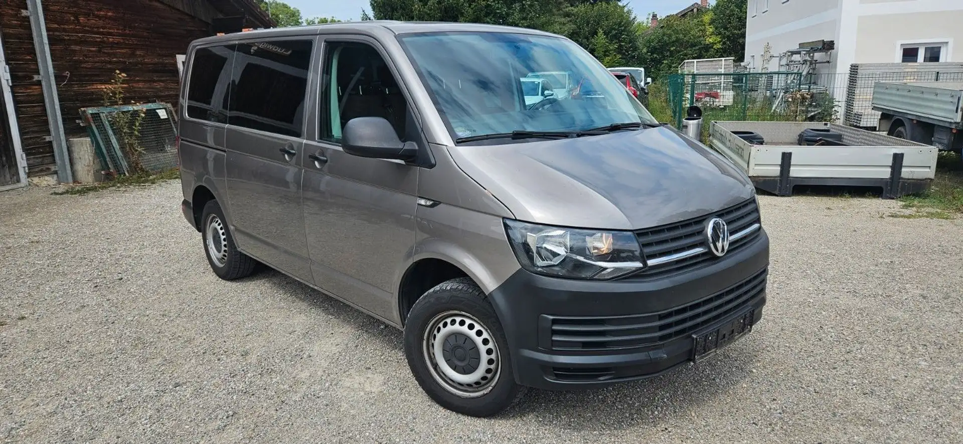 Volkswagen T6 Transporter Kombi, 9Sitzer,Navi,AHK,PDC Beige - 1