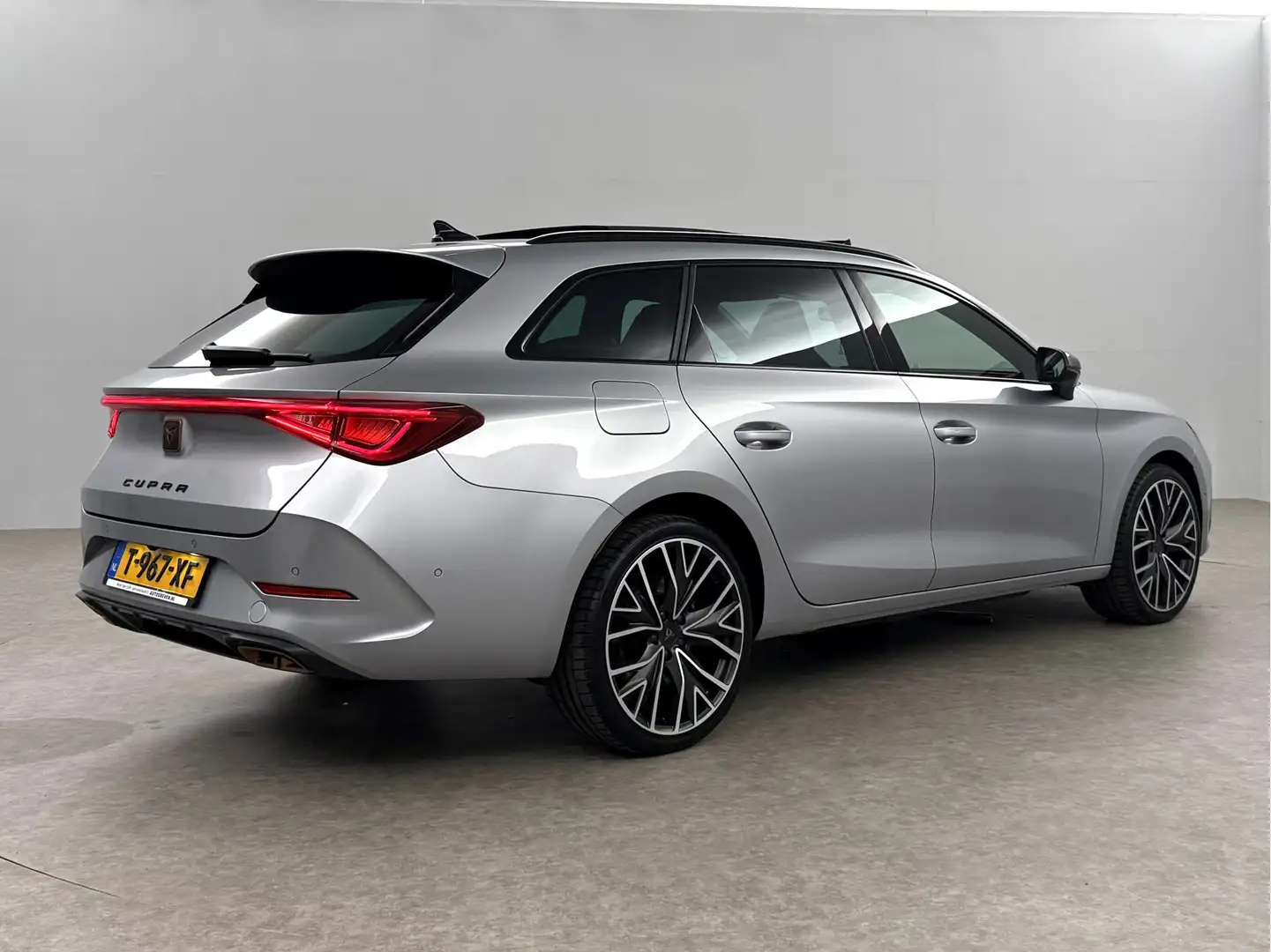 CUPRA Leon Sportstourer 1.4 e-Hybrid VZ Performance 245PK Pan Zilver - 2