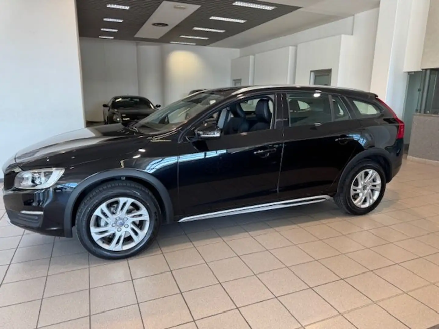 Volvo V60 Cross Country V60 2.0 d3 Business Plus Geartronic Nero - 2