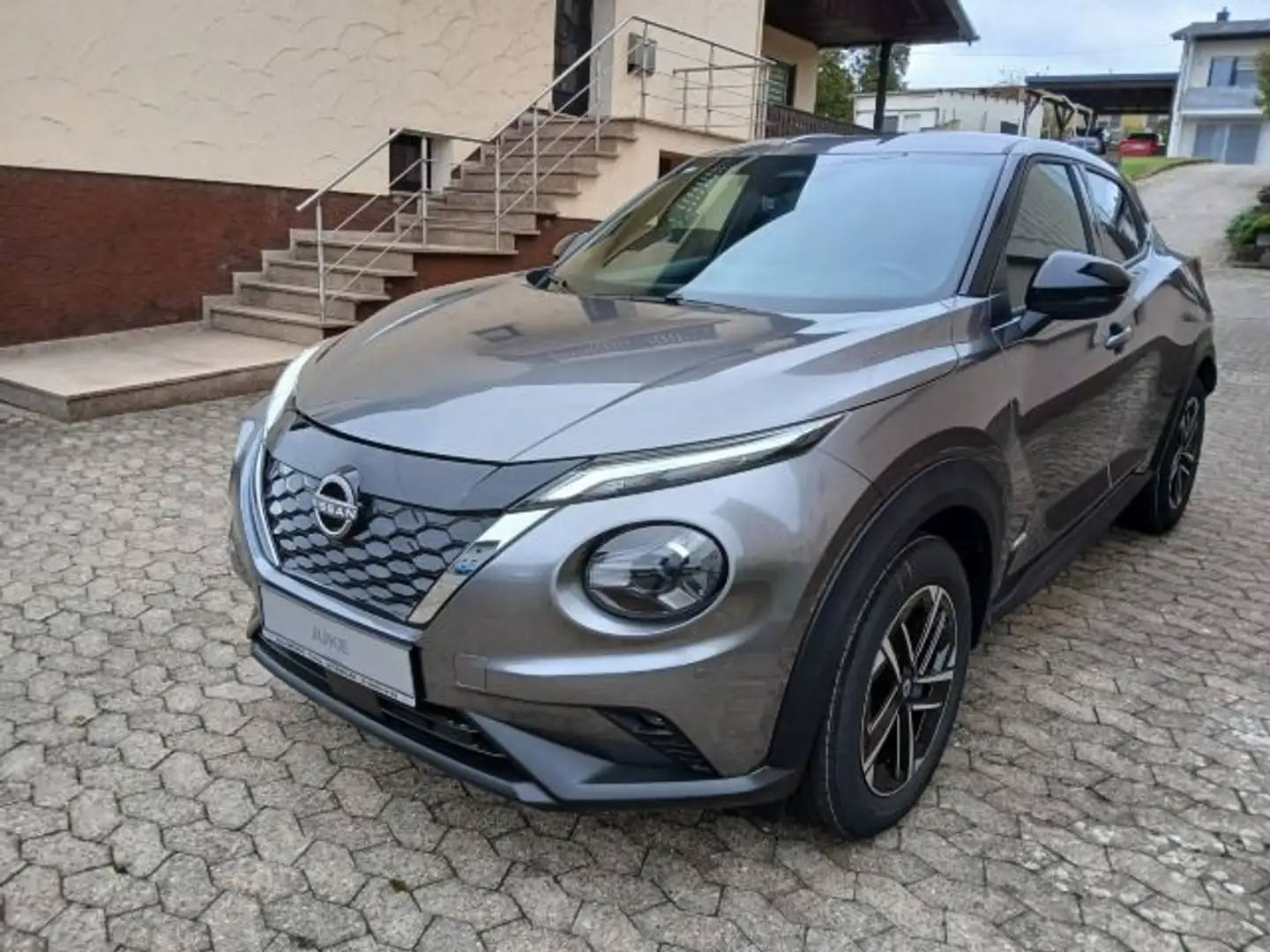 Nissan Juke 1.6 Hybrid N-Connecta Navi Sitzheizung Grau - 2