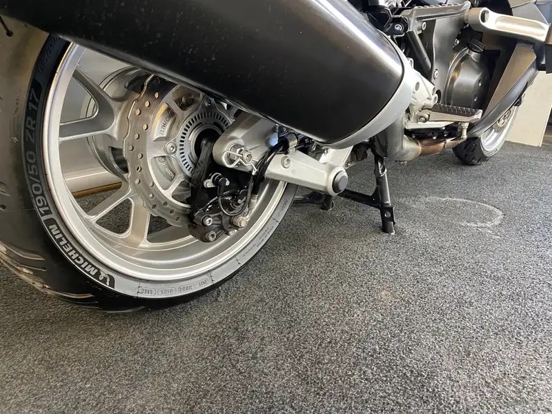 Kawasaki GTR 1400 - foto 7