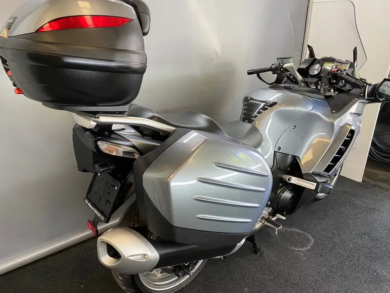 Kawasaki GTR 1400 - foto 8