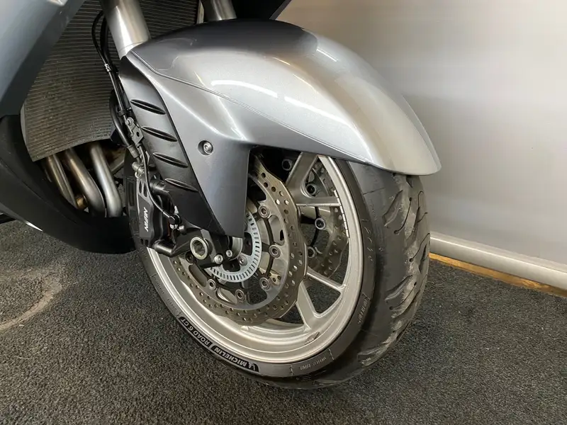 Kawasaki GTR 1400 - foto 3