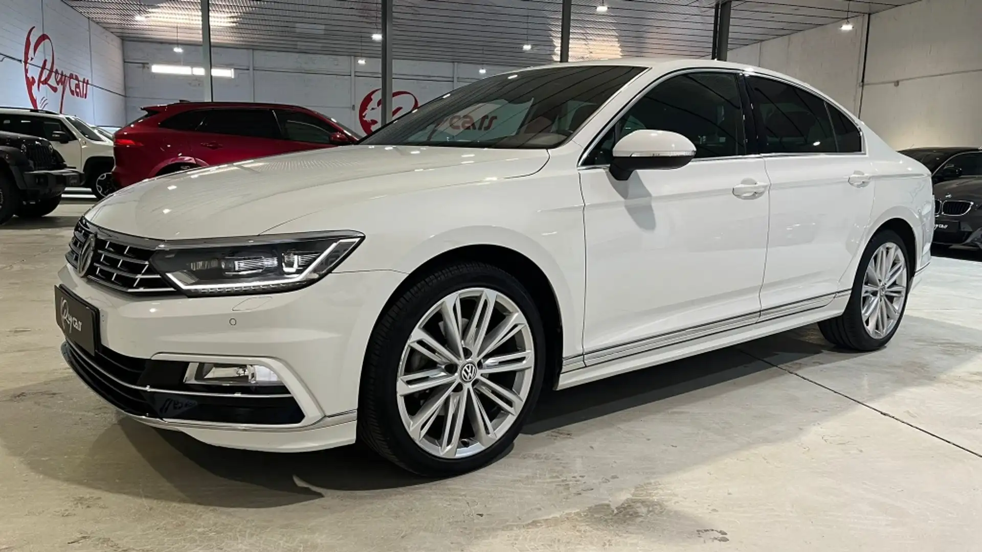 Volkswagen Passat Berlina Automático de 4 Puertas Weiß - 1