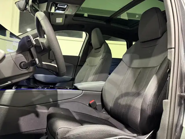 Audi Q3 view 12