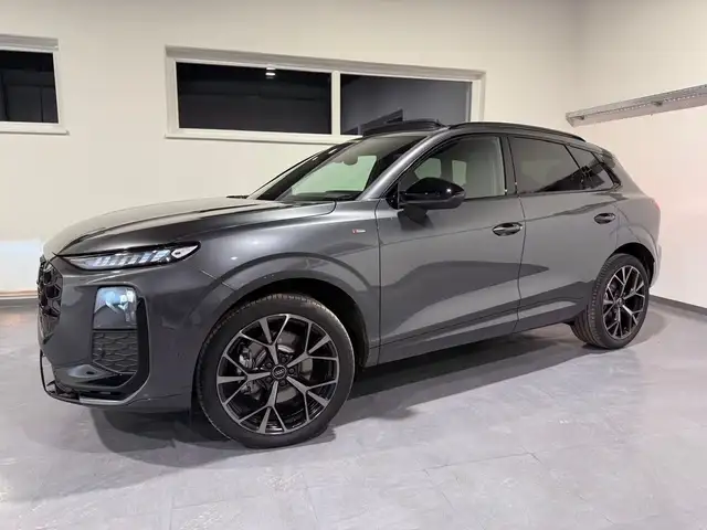 Audi Q3 view 4