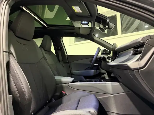 Audi Q3 view 8