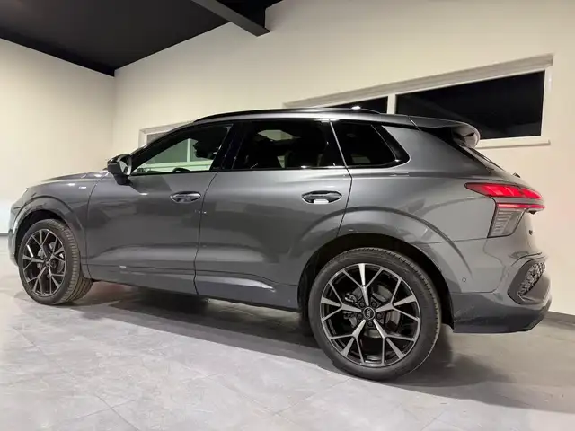 Audi Q3 view 14