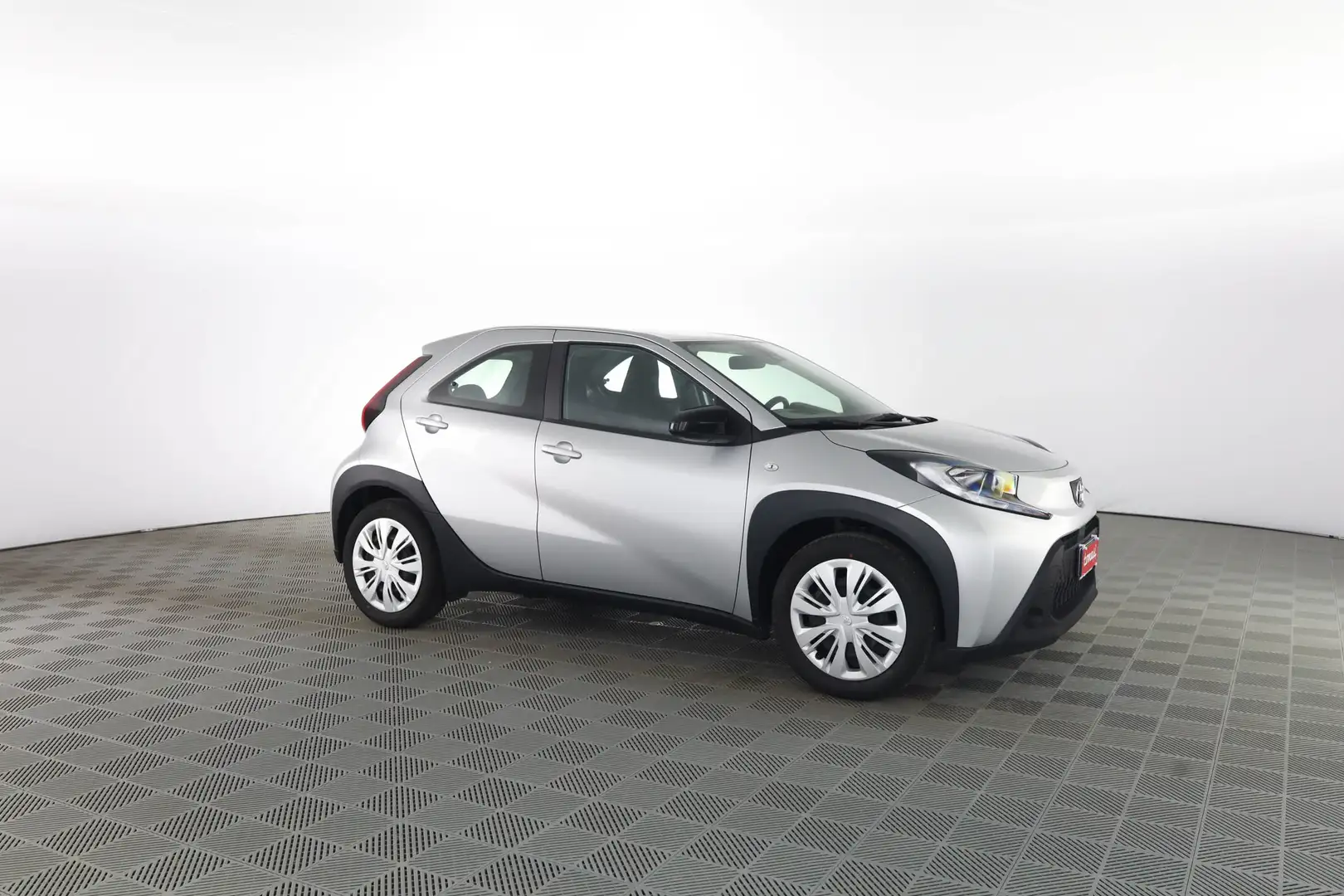 Toyota Aygo X 1.0 VVT-i 72 CV 5 porte Active Argento - 2