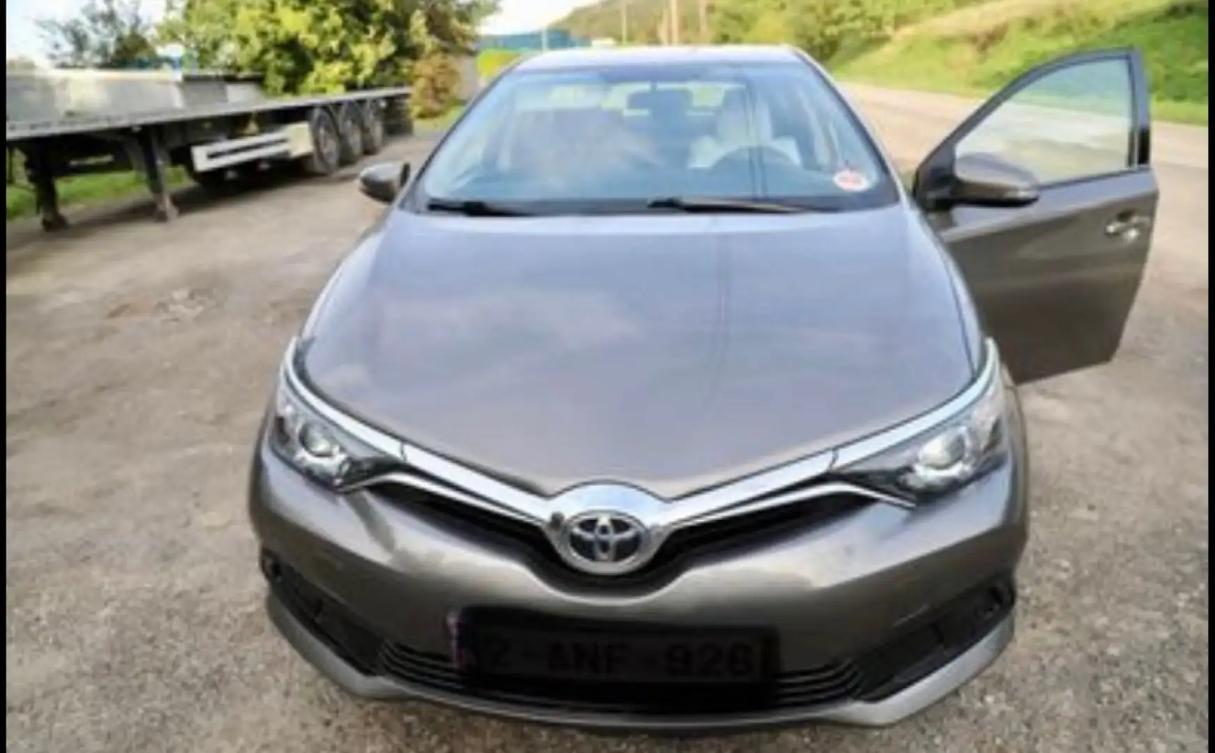 Toyota Auris 1.33i VVT-i Comfort Bronce - 1