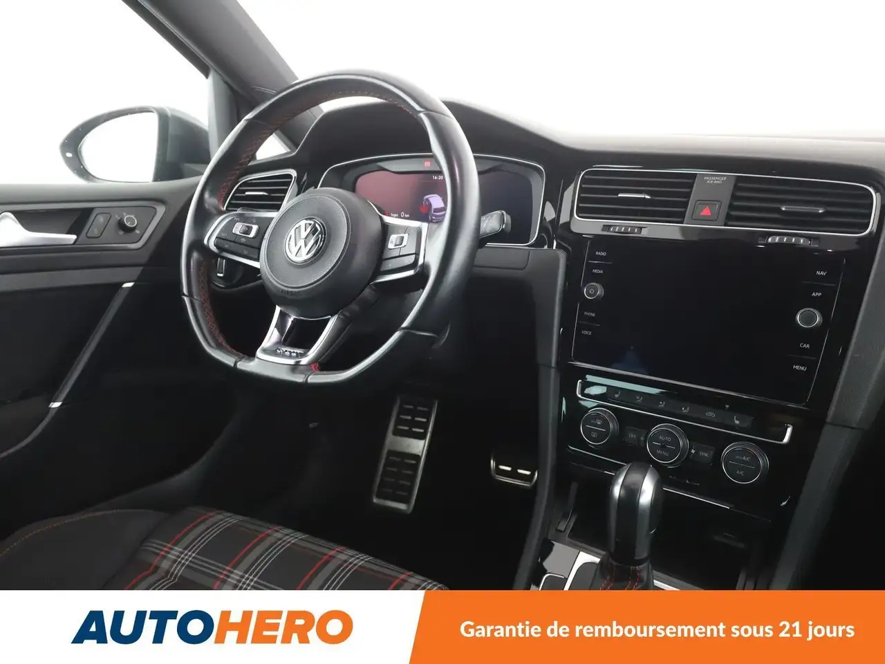 Volkswagen Golf GTI — photo 13