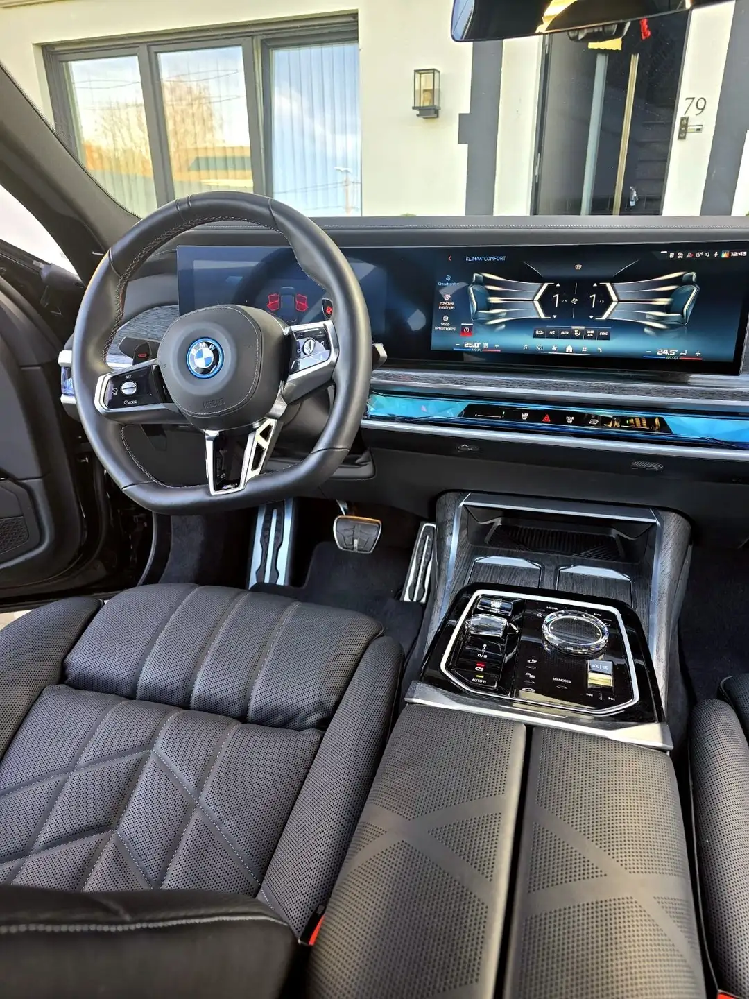 BMW 7 Series M760e 2025 블랙 사진 4
