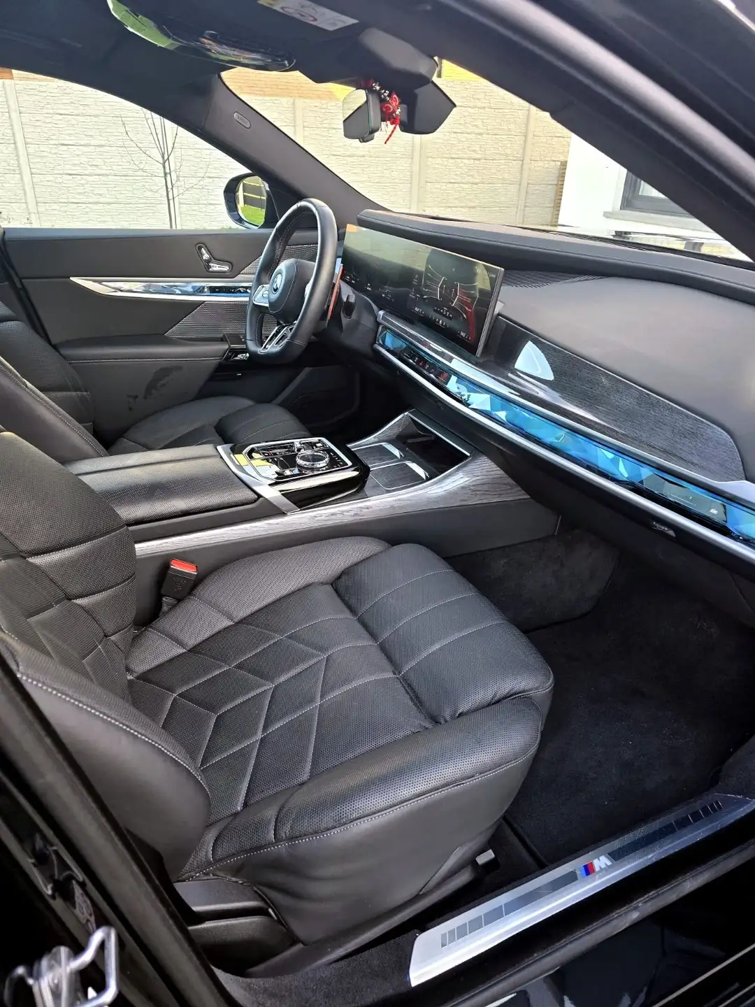 BMW 7 Series M760e 2025 블랙 사진 3