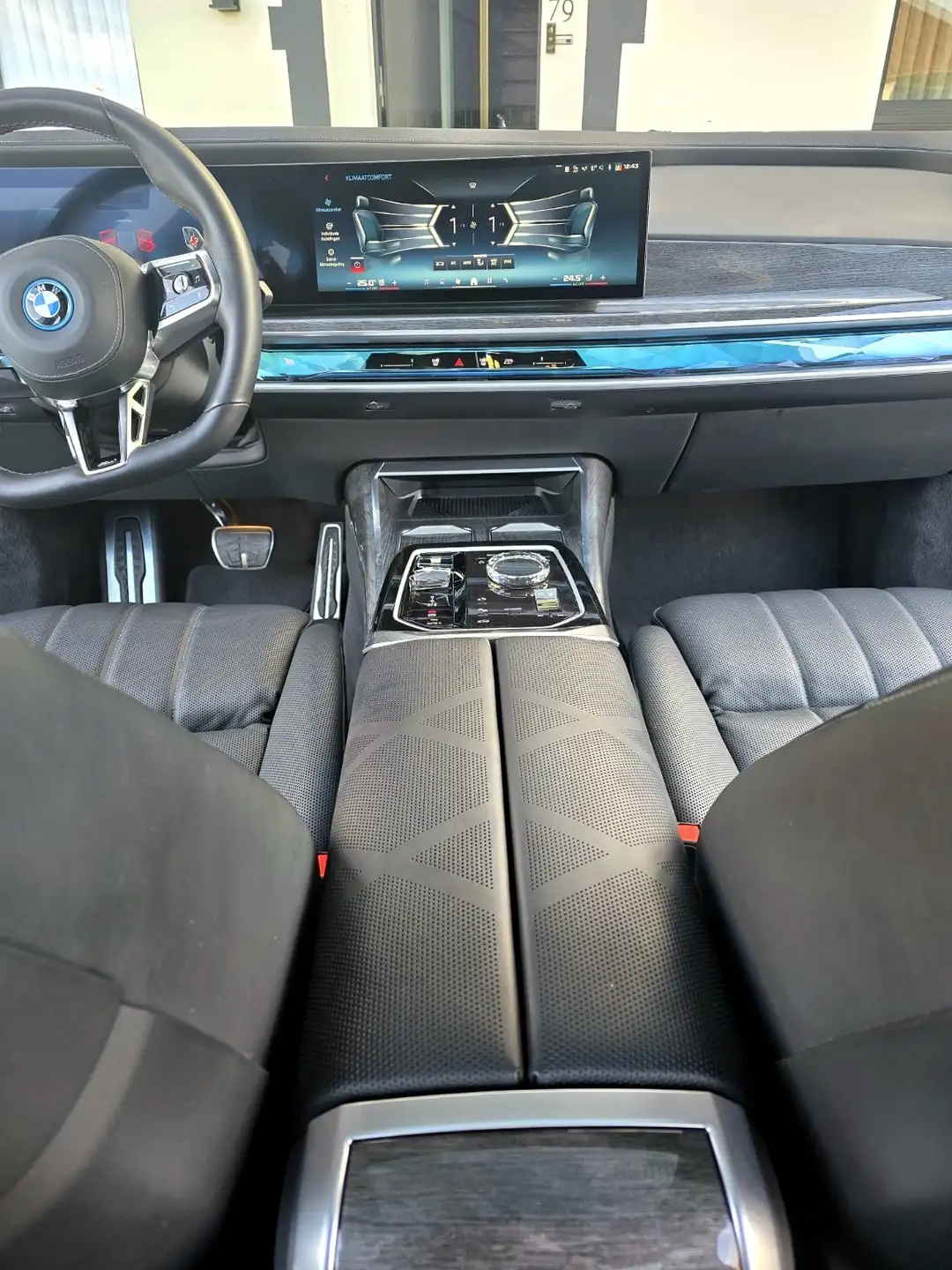 BMW 7 Series M760e 2025 블랙 사진 5