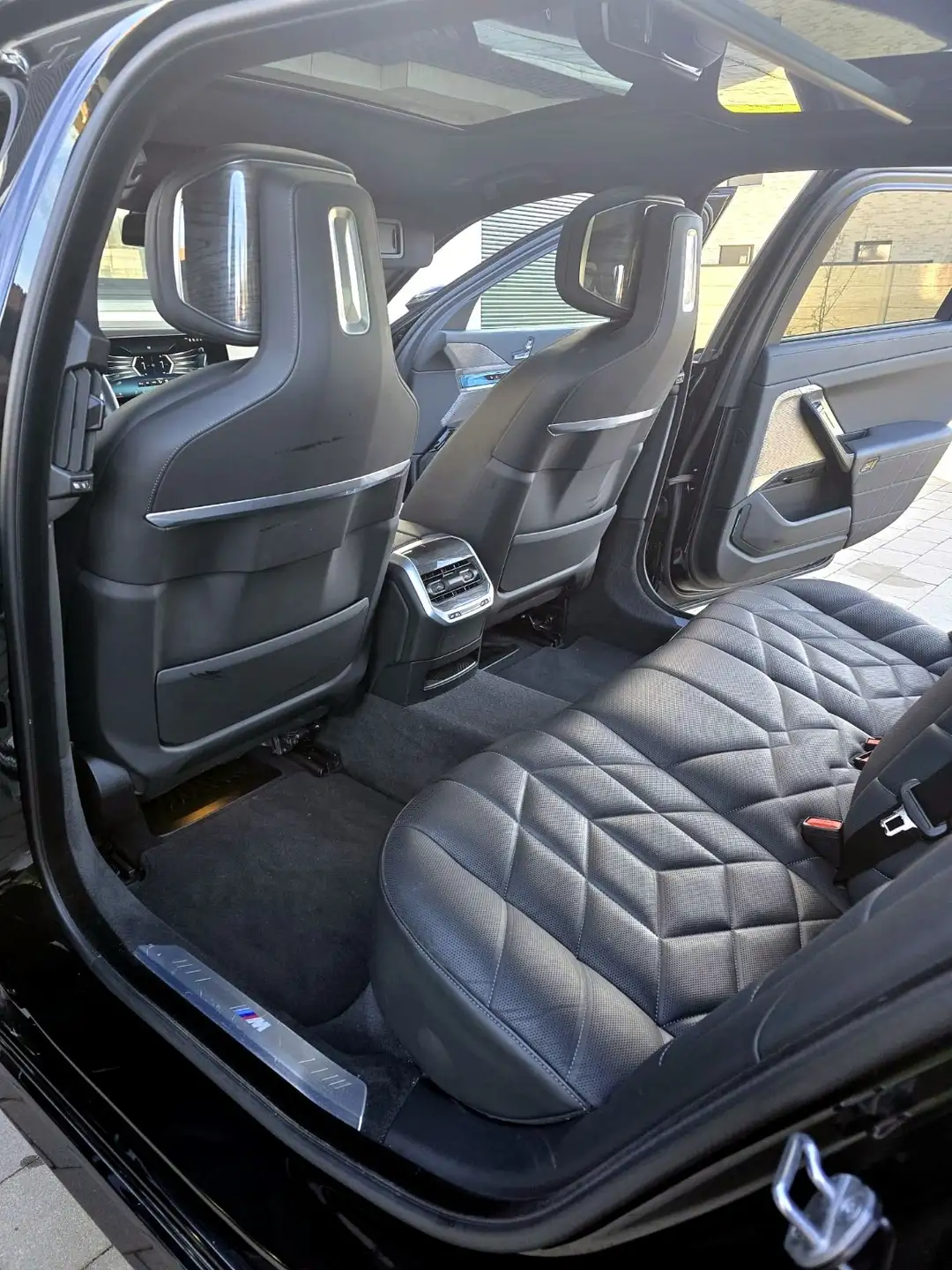 BMW 7 Series M760e 2025 블랙 사진 6