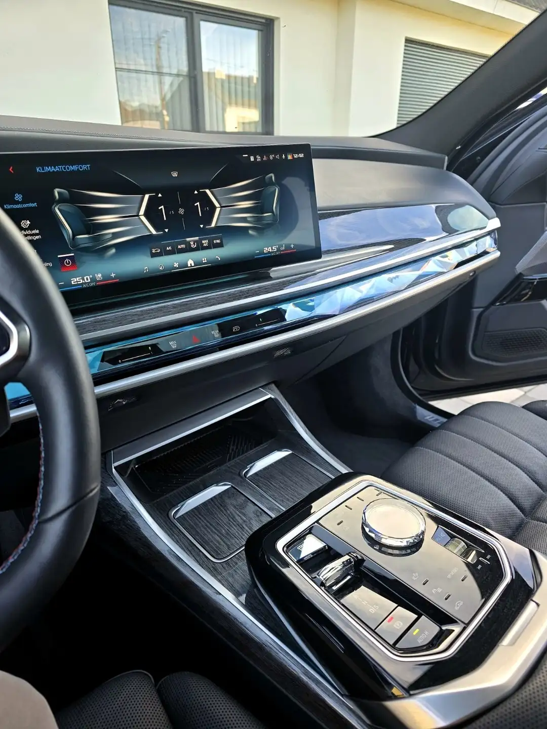 BMW 7 Series M760e 2025 블랙 사진 7