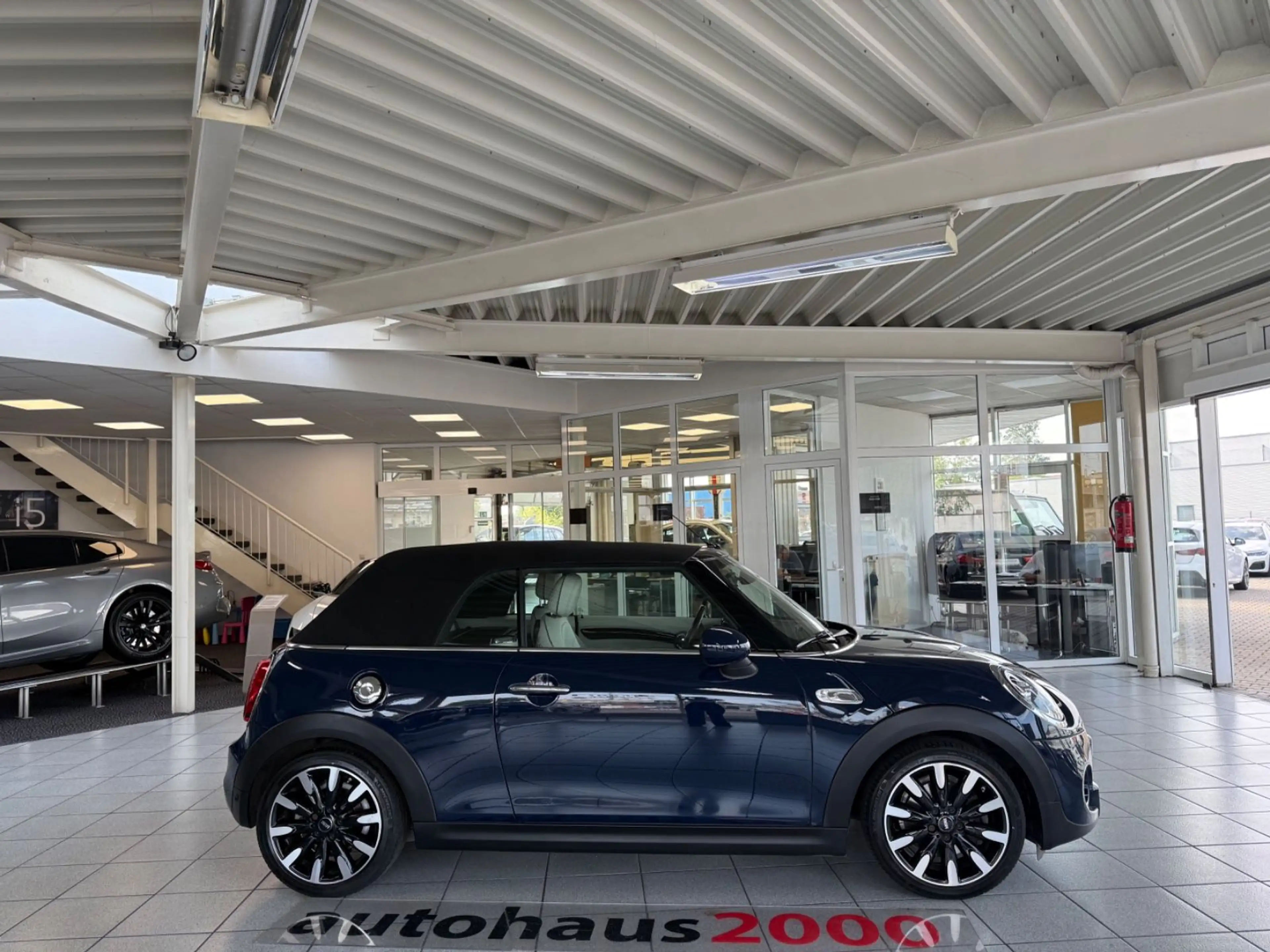 MINI Cooper S Cabrio AUT./LED/CAM/DAB/SHZ/NAVI — photo 2