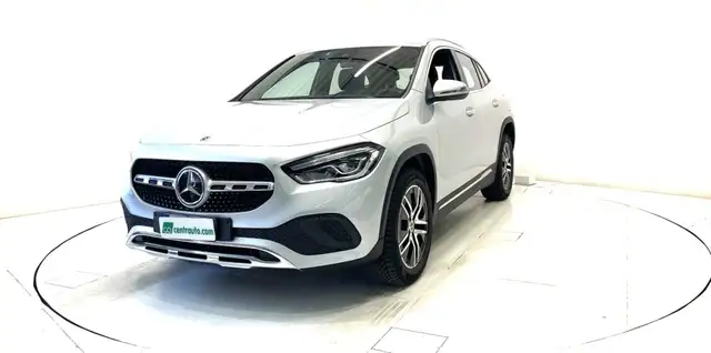 Mercedes-Benz GLA view 3